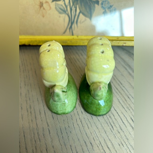 VINTAGE Salt and Pepper Sets plus Two Singles (6 pieces) - Picture 6 of 16